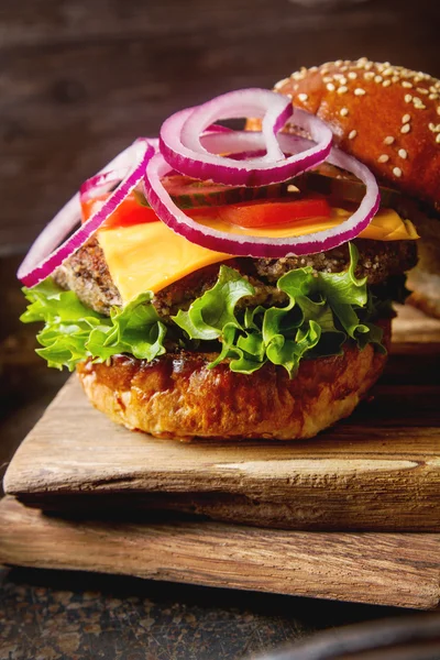 Close-up van huisgemaakte rundvlees hamburgers met sla en mayonaise se — Stockfoto