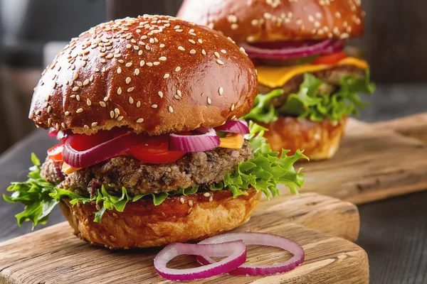 Close-up van huisgemaakte rundvlees hamburgers met sla en mayonaise se — Stockfoto