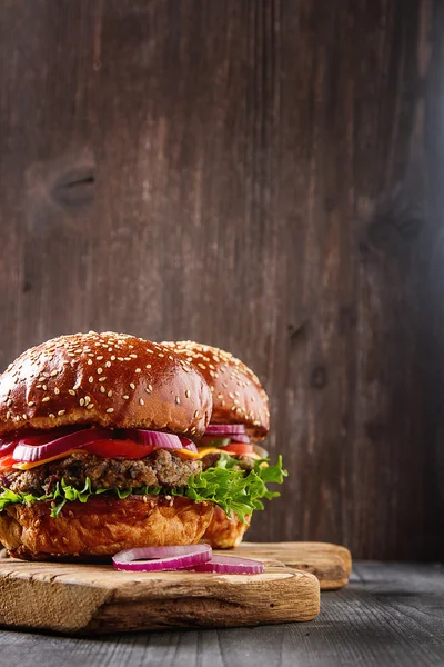 Nahaufnahme von hausgemachten Rindfleisch-Burgern mit Salat und Mayonnaise — Stockfoto