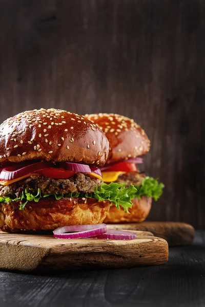 Nahaufnahme von hausgemachten Rindfleisch-Burgern mit Salat und Mayonnaise — Stockfoto