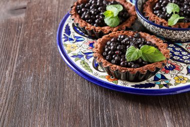 Ev yapımı çikolatalı kek, krepteki koyu renkli ahşap nane yaprakları ile