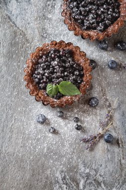 Nane ve lavanta ile ev yapımı böğürtlenli turta. gri taş tablo