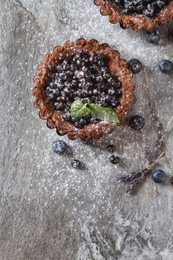 Nane ve lavanta ile ev yapımı böğürtlenli turta. gri taş tablo