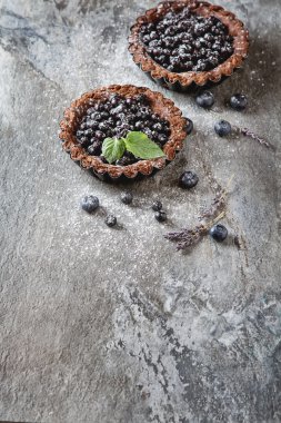 Nane ve lavanta ile ev yapımı böğürtlenli turta. gri taş tablo