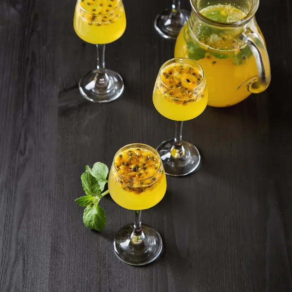 Alcoholic cocktail with fresh passion fruit with mint and ice. D — Stock Photo, Image