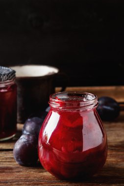Ev yapımı reçel Erik ahşap b tarçın ve taze meyve ile