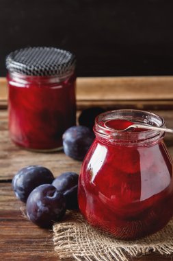 Ev yapımı reçel Erik ahşap b tarçın ve taze meyve ile