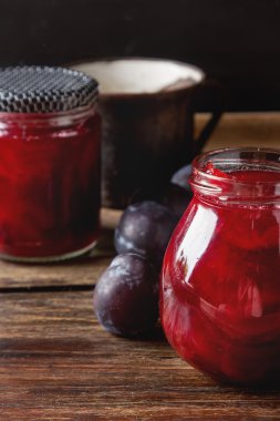 Ev yapımı reçel Erik ahşap b tarçın ve taze meyve ile