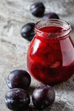 Ev yapımı reçel Erik gri sto üzerine tarçın ve taze meyve ile