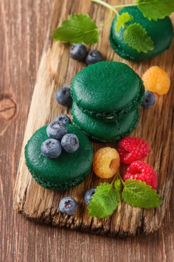 Geleneksel Fransız tatlılar. Nane, beyaz ile yeşil bir makorunas bir