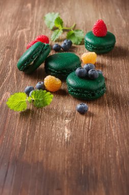 Geleneksel Fransız tatlılar. Nane, beyaz ile yeşil bir makorunas bir