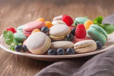 Geleneksel Fransız tatlılar. Nane ile çeşitli renkli macaroons