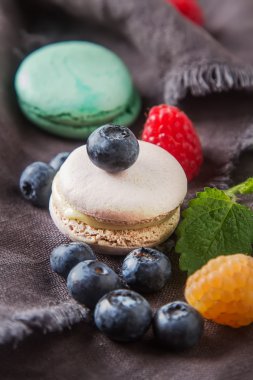 Geleneksel Fransız tatlılar. Nane ile çeşitli renkli macaroons