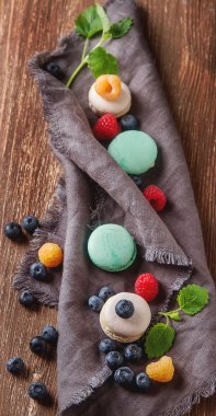 Geleneksel Fransız tatlılar. Nane ile çeşitli renkli macaroons