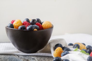 Olgun meyveler. Kahverengi cu beyaz, kırmızı ahududu ve yaban mersini