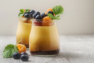 Çilek, nane ile cam bir kavanozda Süt Karamel tatlı. Gri woo