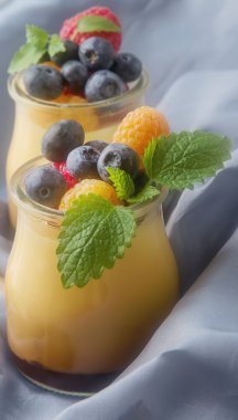 Çilek, nane ile cam bir kavanozda Süt Karamel tatlı. Parlak s