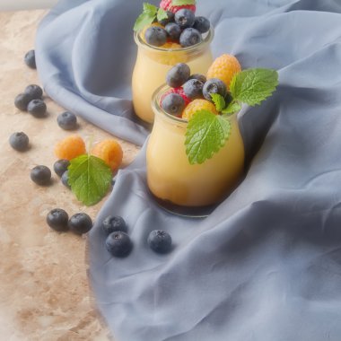 Çilek, nane ile cam bir kavanozda Süt Karamel tatlı. Parlak s