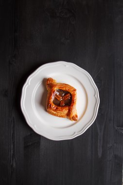 Taze tatlı ev yapımı tarçın bir tabağa cevizli rulo. SWE