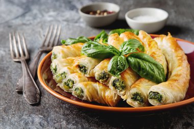 Geleneksel ev yapımı Yunan peynir, ıspanak pasta kırmızı plaka üzerinde. G