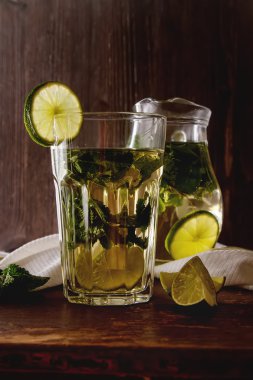 Nane buzlu cam limonlu çay. Koyu arka plan.