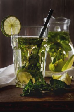 Nane buzlu cam limonlu çay. Koyu arka plan.