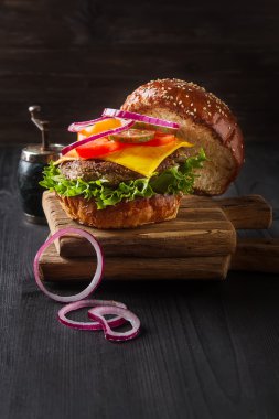 Marul ve mayonez se ile ev yapımı sığır eti hamburger closeup