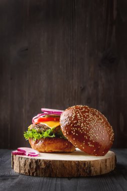 Marul ve mayonez se ile ev yapımı sığır eti hamburger closeup