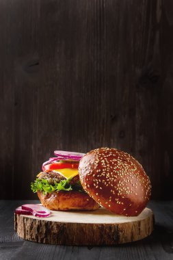 Marul ve mayonez se ile ev yapımı sığır eti hamburger closeup