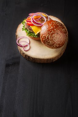 Marul ve mayonez se ile ev yapımı sığır eti hamburger closeup