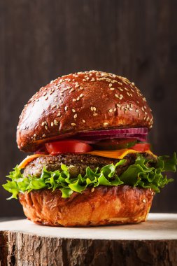 Marul ve mayonez se ile ev yapımı sığır eti hamburger closeup