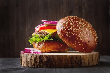 Marul ve mayonez se ile ev yapımı sığır eti hamburger closeup