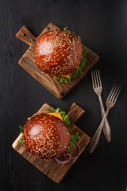 Marul ve mayonez se ile ev yapımı sığır eti hamburger closeup