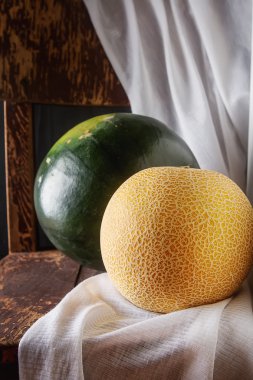 Kavun ve karpuz bütün. Koyu ahşap arka plan. Sonbahar fotoğrafları.