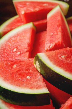 Karpuz dilimler halinde kesin. Gri taş arka plan. Sonbahar fotoğrafları