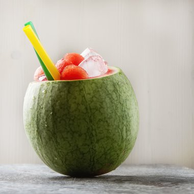 Sulu karpuz ve taze yüzlü. Ferahlatıcı bir yaz içeceği. 