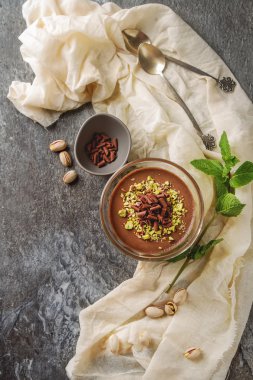 İtalyan tatlı. Çikolata panna cotta ile Antep fıstığı. Gri sto