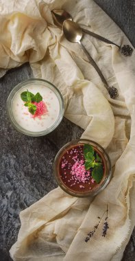 İtalyan tatlı. Pembe şeker ve nane ile Panna cotta. Gri ston