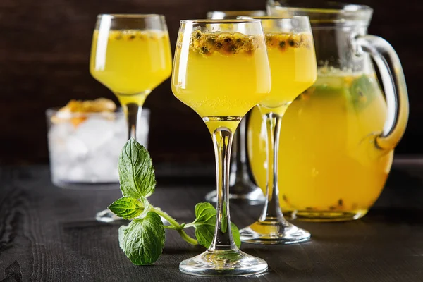 Cóctel alcohólico con fruta fresca de la pasión con menta y hielo. D) —  Fotos de Stock