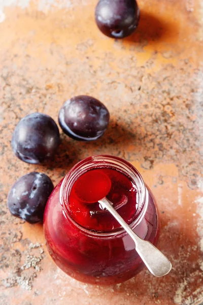 Homemade jam of plums with cinnamon and fresh fruits on wooden b — Stock Photo, Image