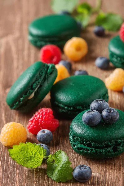 Bonbons traditionnels français. Un makorunas vert à la menthe, blanc et — Photo