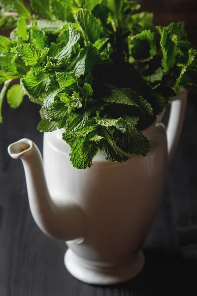 Setumpuk mint di teko kebun vintage. Latar belakang kayu gelap — Stok Foto