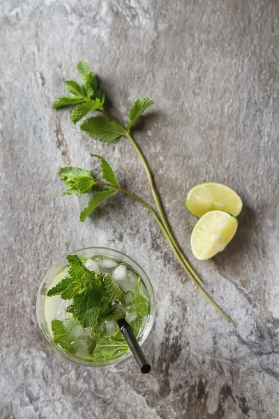 Tanque de vidrio mojito e Ingredientes para cócteles. Menta fresca, lim —  Fotos de Stock