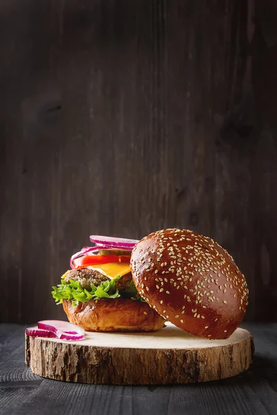 집에서 만든된 쇠고기 햄버거에 양상추와 마요네즈 se의 근접 촬영 — 스톡 사진