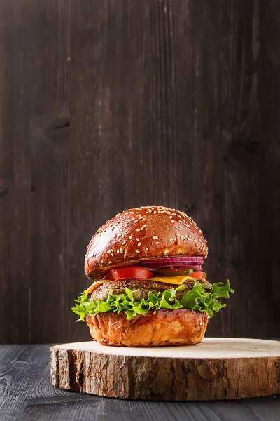 Nahaufnahme von hausgemachten Rindfleisch-Burgern mit Salat und Mayonnaise — Stockfoto