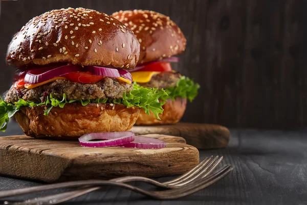 Primer plano de hamburguesas de carne caseras con lechuga y mayonesa se — Foto de Stock