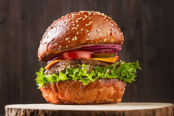 Nahaufnahme von hausgemachten Rindfleisch-Burgern mit Salat und Mayonnaise — Stockfoto