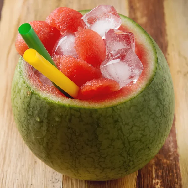 Saftiga vattenmelon och fräsch smoothie. En uppfriskande sommardrink. — Stockfoto