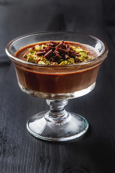 İtalyan tatlı. Çikolata panna cotta ile Antep fıstığı. Karanlık woo — Stok fotoğraf