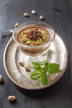 İtalyan tatlı. Çikolata panna cotta ile Antep fıstığı. Karanlık woo